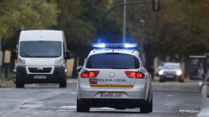 Un coche de la Policía Local patrulla por una calle de Córdoba.