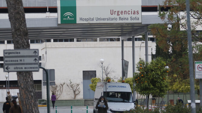 Entrada a Urgencias del Hospital Reina Sofía.