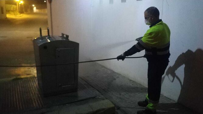 Trabajador de Epremasa desinfectando la calle.