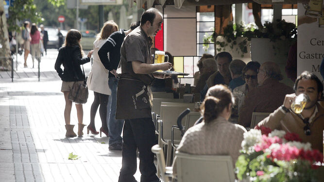 Un camarero atiende a los clientes de un establecimiento en Córdoba.