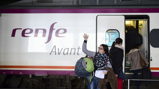Un grupo de jóvenes coge un tren en la estación AVE de Córdoba.