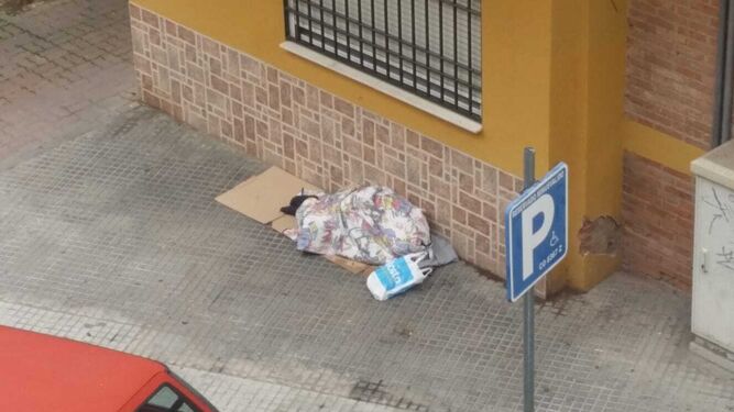 Una persona sin hogar duerme en una calle de Córdoba.