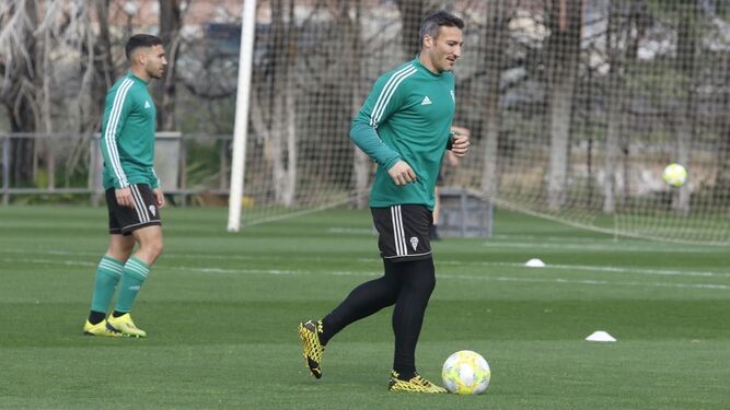 Piovaccari conduce el balón en un entrenamiento en la Ciudad Deportiva.