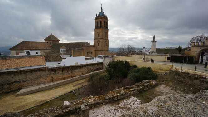 Vista de la torre de la parroquia de Santiago desde la explanada del Castillo de Montilla.