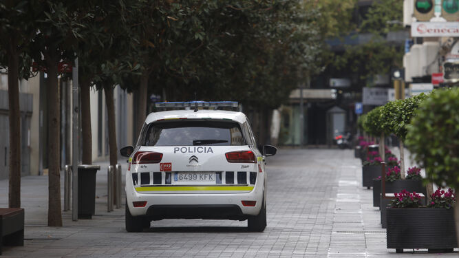 Un coche de la Polic&iacute;a Local patrulla por la calle Cruz Conde.