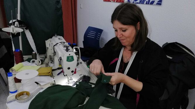 Una de las trabajadoras del taller de costura Dorcas de Cáritas.