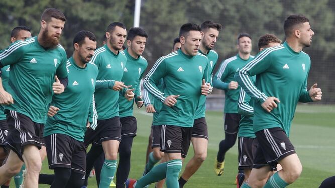 Los jugadores del Córdoba CF calientan antes de arrancar un entrenamiento.