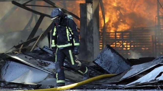 Un bombero del Consorcio Provincial de Prevención y Extinción de Incendios de Córdoba, durante una actuación.