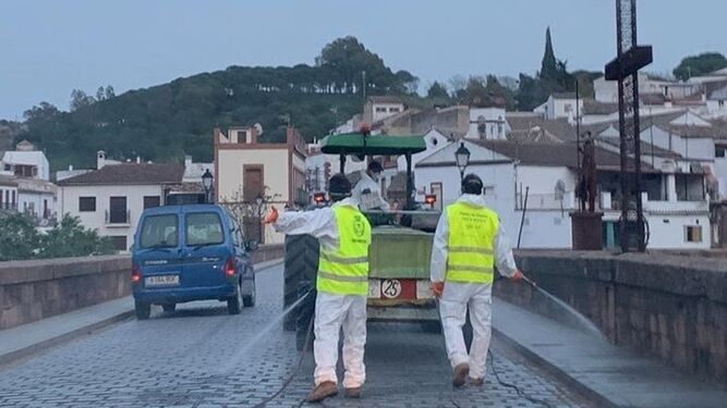 Trabajos de desinfección en el Puente Mayor de Montoro.