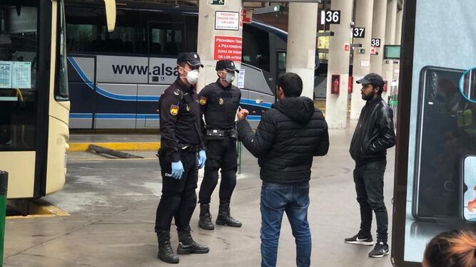 Policías con mascarillas en la estación de autobuses.