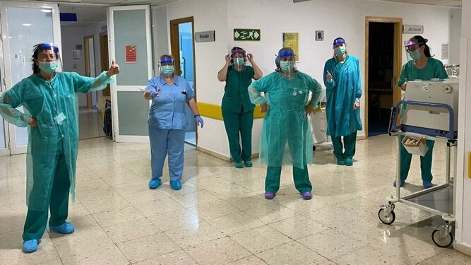 Personal sanitario del Reina Sofía con las primeras viseras protectoras entregadas.