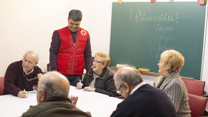 Foto de archivo de una actividad de Cruz Roja con personas mayores.