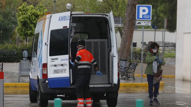 Un profesional sanitario revisa una ambulancia en la puerta de Urgencias del Reina Sofía.