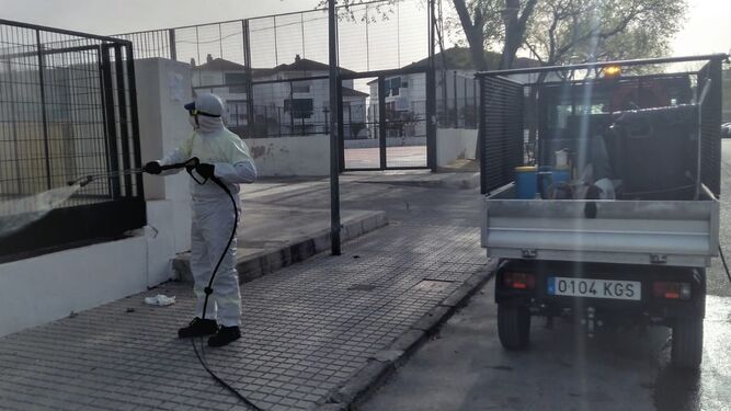 Trabajos de desinfección de las calles en Aguilar de la Frontera.