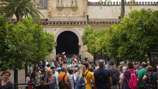 Turistas en el Patio de los Naranjos de la Mezquita-Catedral