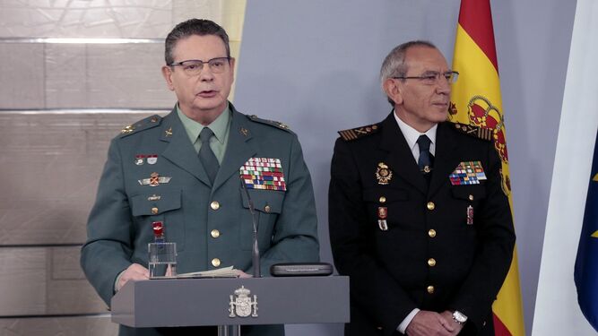 A la izquierda, el teniente general de la Guardia Civil Laurentino Ceña.