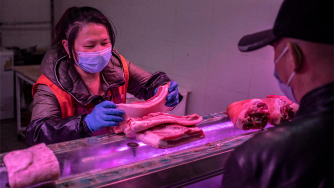 Venta de carne de cerdo en un comercio de Pekín.