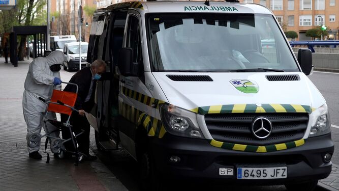 Una ambulancia desplaza a un enfermo en Madrid.