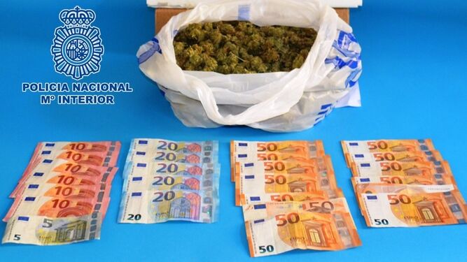 Marihuana y dinero en efectivo incautado por la Policía Nacional.
