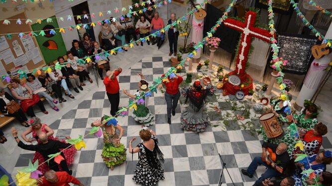 Unos mayores celebran una Cruz de Mayo en un Centro de Participación Activa.