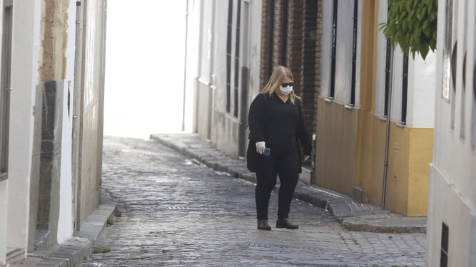 Una mujer camina protegida.