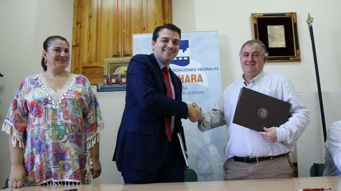 El presidente de Al-Zahara, Antonio Toledano, estrecha la mano del alcalde, José María Bellido.