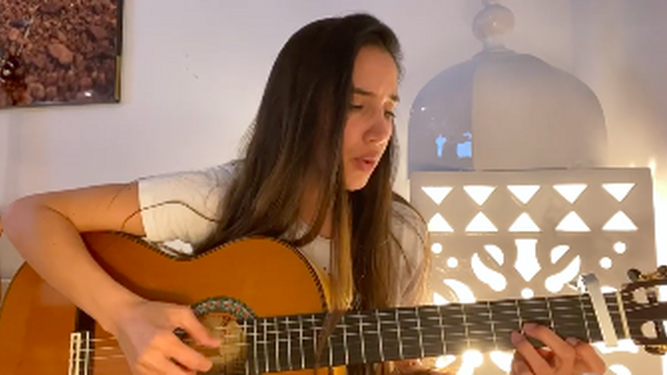 India Martínez interpreta una canción para su cuenta de Instagram.