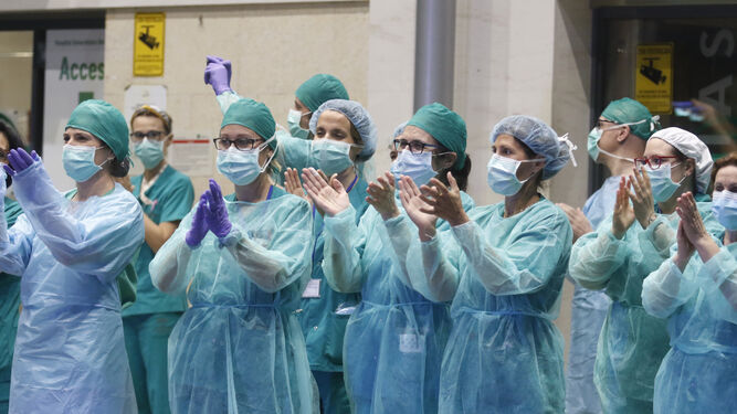 Los profesionales del Hospital Reina Sof&iacute;a de C&oacute;rdoba devuelven los aplausos de los cordobeses