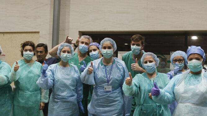 Los profesionales del Hospital Reina Sof&iacute;a de C&oacute;rdoba devuelven los aplausos de los cordobeses