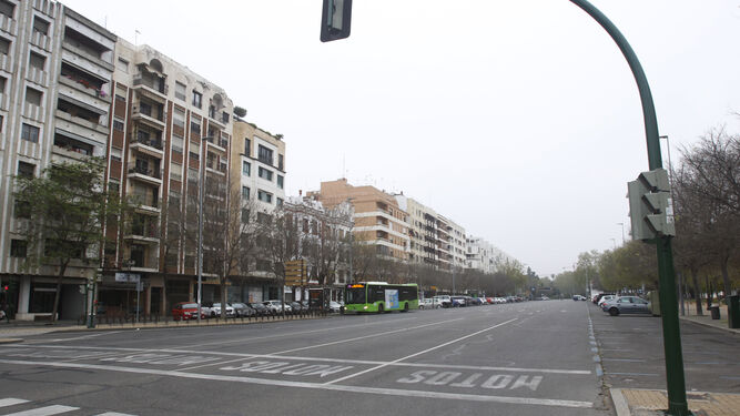 Un autobús de Aucorsa en una avenida de República Argentina vacía.