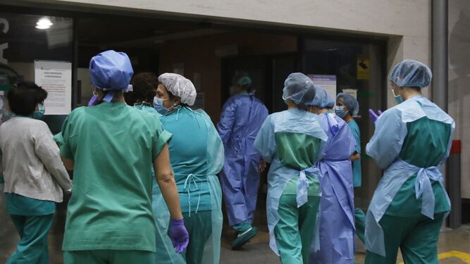 Profesionales sanitarios entran en Urgencias después del aplauso de las 20:00.