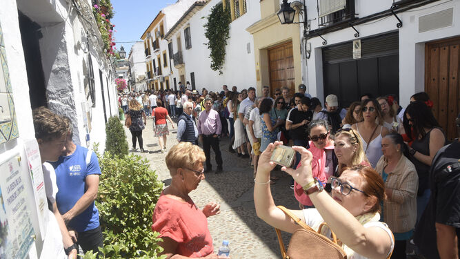 Turistas hacen cola para visitar un patio del Alcázar Viejo.