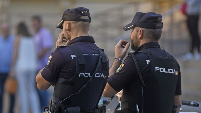 Dos agentes de la Policía Nacional en Córdoba.