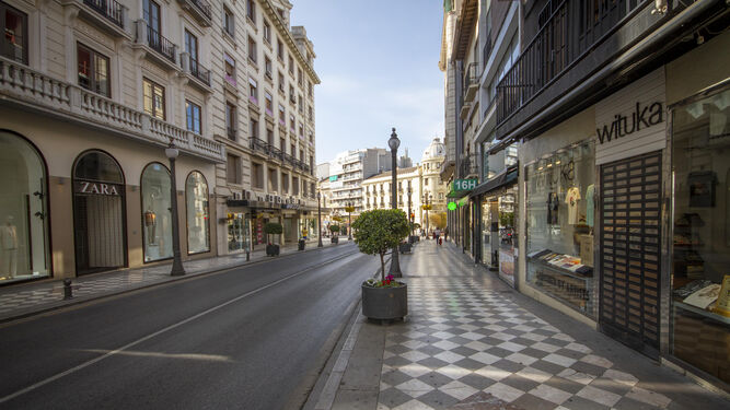 Calle céntrica vacía en Granada