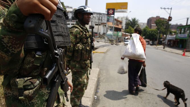 Miembros del Ejército colombiano montan guardia en una calle de Cali.