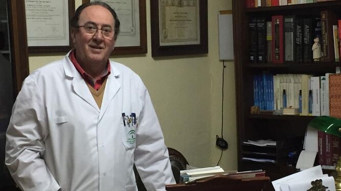 El doctor Francisco Guerra, en su despacho.