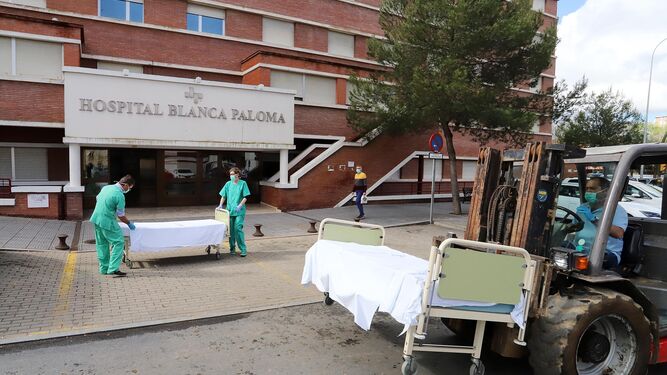 Los operarios sacan el mobiliario del Hospital Blanca Paloma de Huelva.