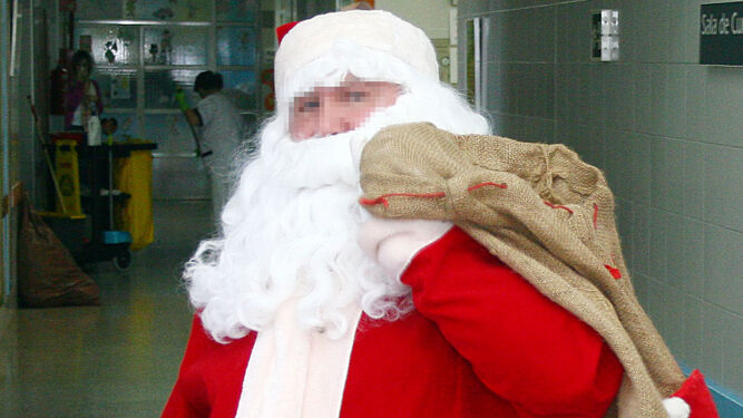Un hombre vestido de Papa Noel