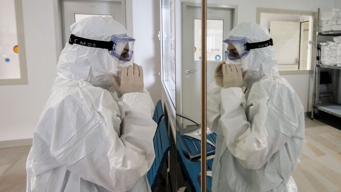 Una médica se prepara con un traje protector contra el coronavirus.