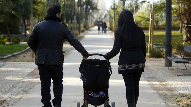 Una pareja pasea con su hijo.