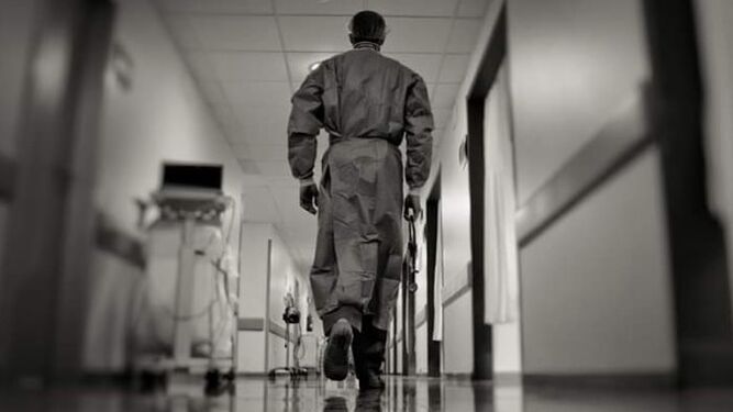 Un sanitario camina por uno de los pasillos del Reina Sofía.