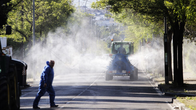 Las fotos del trabajo de los agricultores para desinfectar las calles de C&oacute;rdoba