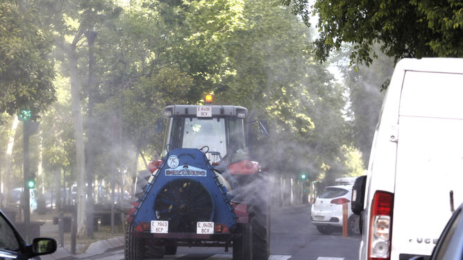 Las fotos del trabajo de los agricultores para desinfectar las calles de C&oacute;rdoba