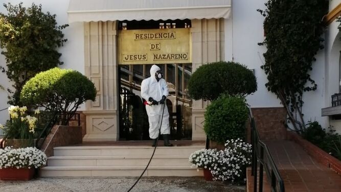 Un operario desinfecta la entrada de la Residencia de Jesús Nazareno de Castro del Río.