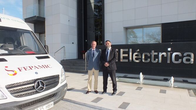Diego Montes y Alfonso Ariza, ante la sede de Unieléctrica, junto a un vehículo de Fepamic.