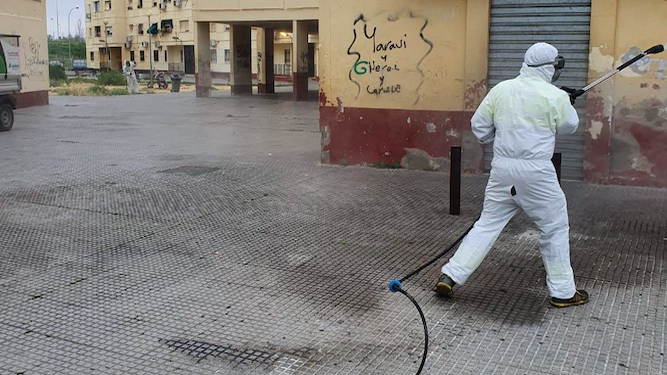 Un trabajador de Sadeco realiza labores de desinfección el barrio Guadalquivir.