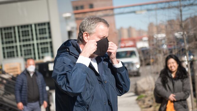El alcalde de Nueva York, Bill de Blasio, visita una empresa donde se fabrican batas para sanitarios en el Brooklyn Navy Yard.