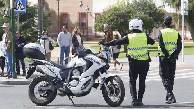 Agentes de la Policía Local en Vallellano antes del decreto del estado de alarma.