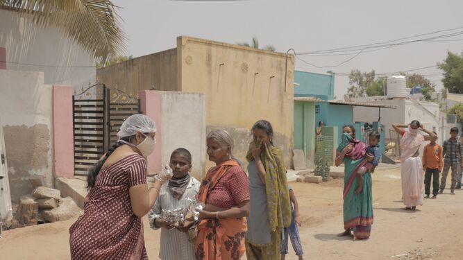 La Fundación Vicente Ferrer reparte alimentos al sur de la India para paliar los efectos del coronavirus