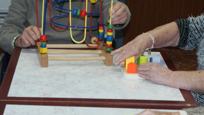 Pacientes realizan algunos de los juegos en la unidad de día.